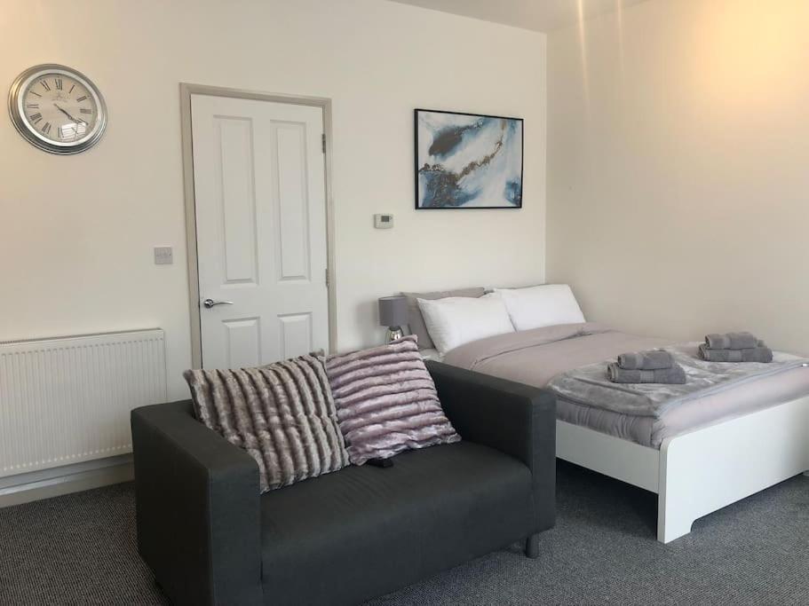 Newly Renovated Modern Studio Apartment Пензанс Екстериор снимка
