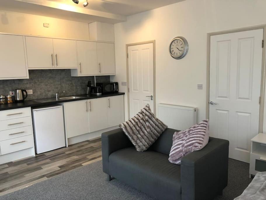 Newly Renovated Modern Studio Apartment Пензанс Екстериор снимка