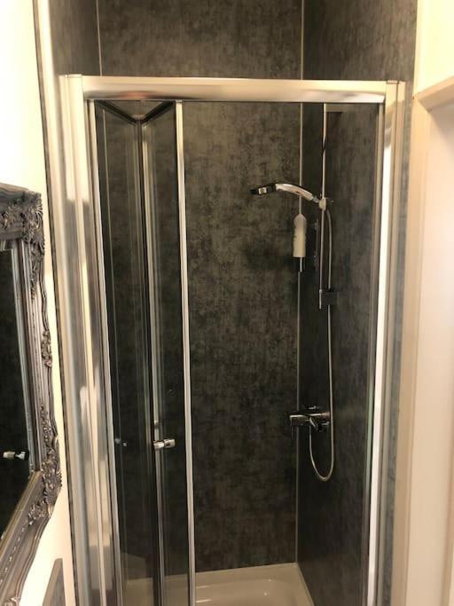 Newly Renovated Modern Studio Apartment Пензанс Екстериор снимка