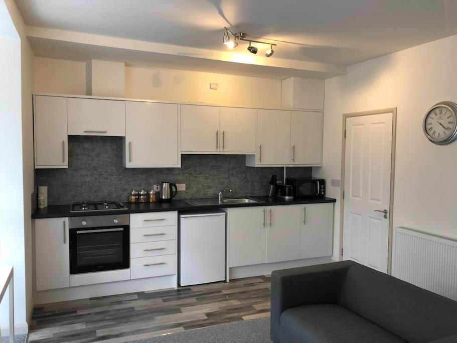 Newly Renovated Modern Studio Apartment Пензанс Екстериор снимка