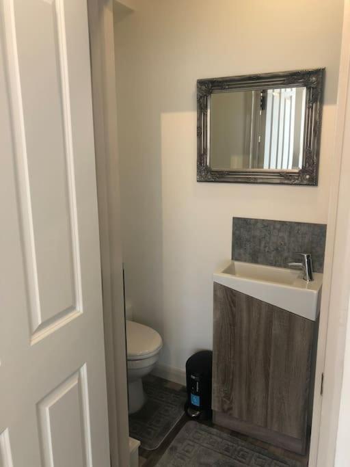 Newly Renovated Modern Studio Apartment Пензанс Екстериор снимка