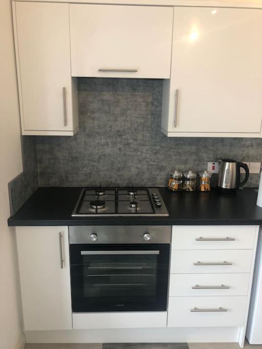 Newly Renovated Modern Studio Apartment Пензанс Екстериор снимка