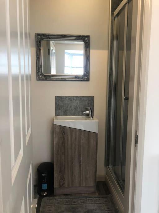 Newly Renovated Modern Studio Apartment Пензанс Екстериор снимка